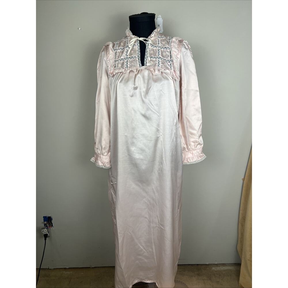 Kathryn‎ Pink Nightgown Lace Detail Embroidered Vintage Granny Core Medium